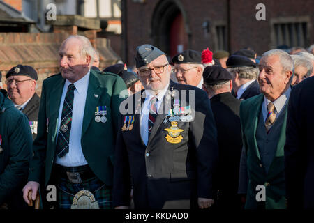 Britischer Veteranen stehen vor Parade zum Gedenken an 50. Jahrestag der Rückzug der Truppen aus Aden - durch das York Minster North Yorkshire, England, UK. Stockfoto