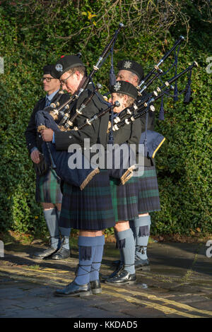 Mitglieder der Pipe Band mit Rohren, Chat vor der Parade von York Minster am 50. Jahrestag der britische Rückzug aus Aden - Yorkshire, England, GB, UK. Stockfoto