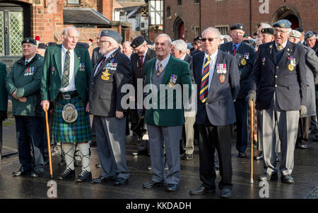 Britischer Veteranen stehen vor Parade zum Gedenken an 50. Jahrestag der Rückzug der Truppen aus Aden - durch das York Minster North Yorkshire, England, UK. Stockfoto