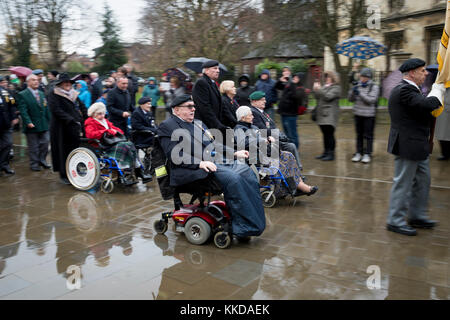 Britischer Veteranen Parade im Regen vor dem York Minster Gedenken an 50. Jahrestag der britische Rückzug aus Aden - North Yorkshire, England, UK. Stockfoto