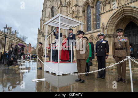 Podium, Würdenträger, Offiziere und Soldaten außerhalb des York Minster zum 50. Jahrestag der britische Rückzug aus Aden - Yorkshire, England zu gedenken, Stockfoto