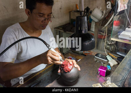 Ein Juwelier auf dem Phsar Nath Markt, Battambang, Kambodscha Stockfoto