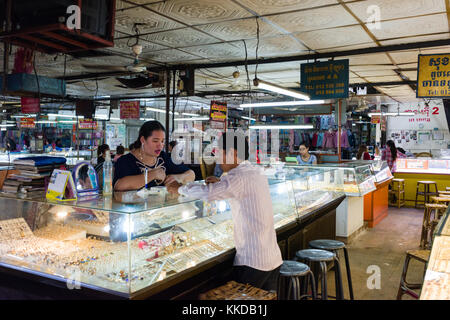 Ein Juwelier auf dem Phsar Nath Markt, Battambang, Kambodscha Stockfoto