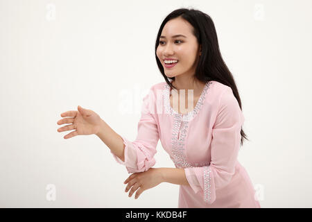 Malaiische Frau mit baju kurung Gruß auf dem weißen Hintergrund Stockfoto