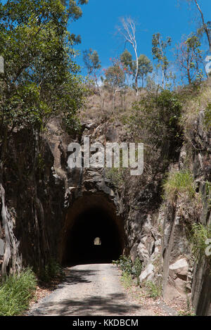 Boolboonda Tunnel ist eine verlassene Weltkulturerbe Eisenbahntunnel in der Tunnel Road, Boolboonda, Region Bundaberg, Queensland, Australien. Stockfoto