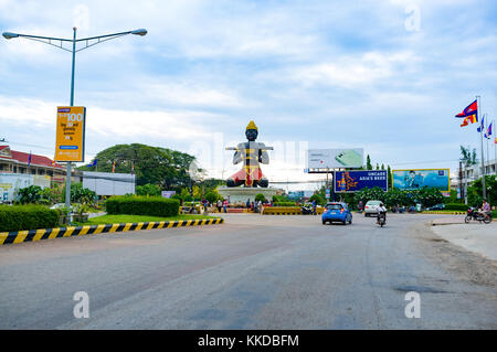 Dieses große Statue von Ta Dambong (Mann in Schwarz) mit seinem Magic Stick am Kreisverkehr in Battambang, Kambodscha Stockfoto