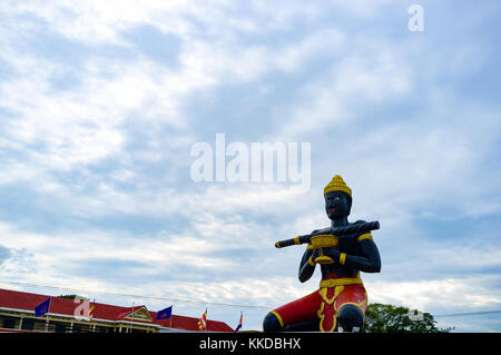 Dieses große Statue von Ta Dambong (Mann in Schwarz) mit seinem Magic Stick am Kreisverkehr in Battambang, Kambodscha Stockfoto