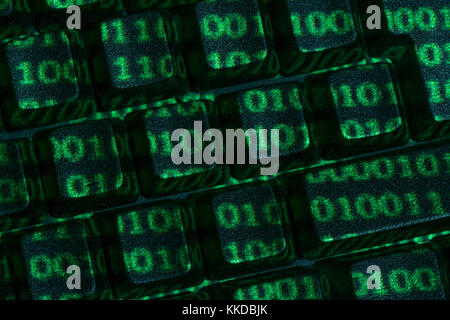 Schwarze QWERTY-Tastatur + grüne Oberfläche von Binary 0 und 1 projiziert. Cyberkriminalität, Darkweb, Datenverschlüsselung, Welt-Passwort-Tag, Cyber-Bedrohung, Hacking. Stockfoto