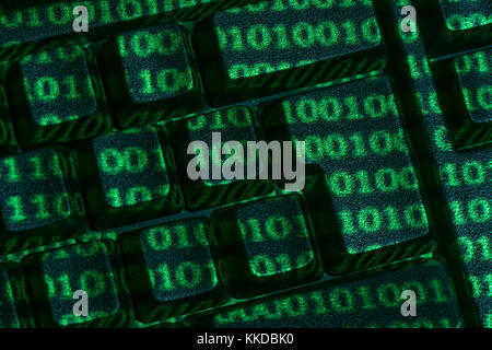 Schwarze QWERTY-Tastatur + grüne Oberfläche von Binary 0 und 1 projiziert. Für Cyberkriminalität, Darkweb, Datenverschlüsselung, World Password Day, Cyber-Bedrohung, Hacking. Stockfoto