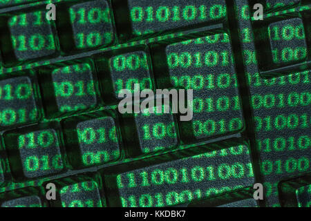 Schwarze QWERTY-Tastatur + grüne Oberfläche von Binary 0 und 1 projiziert. Cyberkriminalität, Darkweb, Datenverschlüsselung, Welt-Passwort-Tag, Cyber-Bedrohung, Hacking. Stockfoto