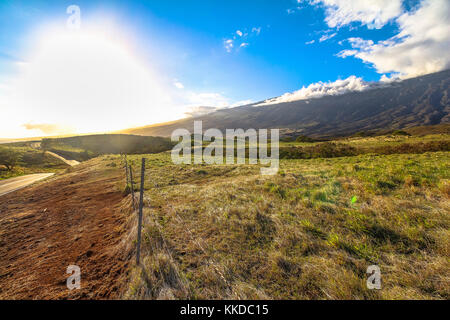 Einsame Küstenstraße, Sonnenuntergang auf Maui auf Hawaii Stockfoto