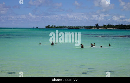 Malheureux, Mauritius - Jan 7, 2017. Menschen schwimmen am Meer in Cap Malheureux, Mauritius Mauritius ist ein wichtiges touristisches Ziel, Rang 3. in der Stockfoto