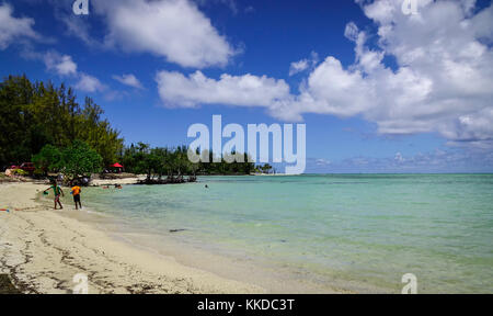 Malheureux, Mauritius - Jan 7, 2017 Leute am Strand in Cap Malheureux genießen, Mauritius Mauritius ist ein wichtiges touristisches Ziel, Rang 3. in der Stockfoto