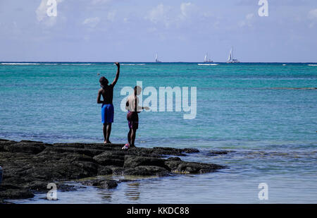 Malheureux, Mauritius - Jan 7, 2017. Leute angeln am Cap Malheureux, Mauritius Mauritius im Indischen Ozean ist bekannt für seine funkelnden Kristall und Stockfoto