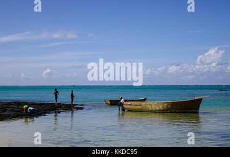 Malheureux, Mauritius - Jan 7, 2017. Leute mit Booten auf Cap Malheureux, Mauritius Mauritius im Indischen Ozean ist bekannt für seine funkelnden Kristall ein Stockfoto