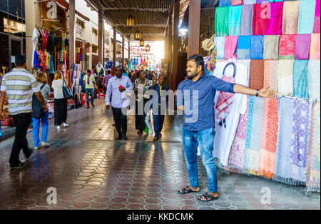 Dubai, VAE, 5. Februar 2016: der belebten Einkaufsstraße von Dubai textile Souk in Bur Dubai Stockfoto