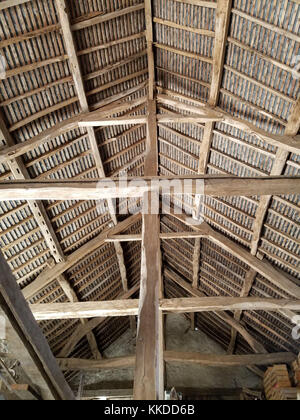 Holzstruktur Rahmen mit Balken unter dem Dach in Ein Bauernhaus in der normandie Stockfoto