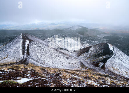 Ätna, Sizilien. Frische weiße Schnee auf kleine Vulcano tops auf rund 2000 m am Vulkan Ätna. Im November 2017 aufgenommen. Stockfoto