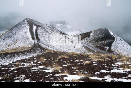 Frische weiße Schnee auf kleine Vulcano tops auf rund 2000 m am Vulkan Ätna. Im November 2017 aufgenommen. Stockfoto