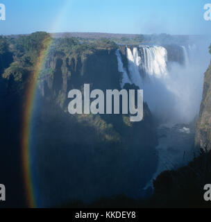 Rainbow at the Victoria Falls, Simbabwe | Nutzung weltweit Stockfoto