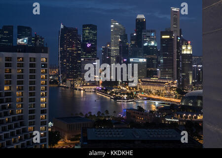 Dämmerung Schuß der Marina Bay in Singapur, vom Pan Pacific Hotel Singapur Skyline bei Nacht angezeigt werden Stockfoto