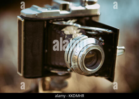 Eine etwa 1949 cm große, faltbare Karoron 120-Filmkamera. Stockfoto