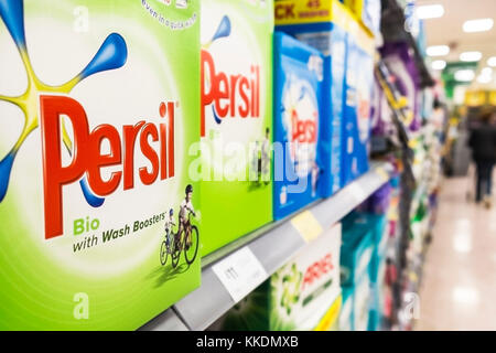 Schachteln Waschpulver Waschmittel auf dem Display in einem Supermarkt. Stockfoto