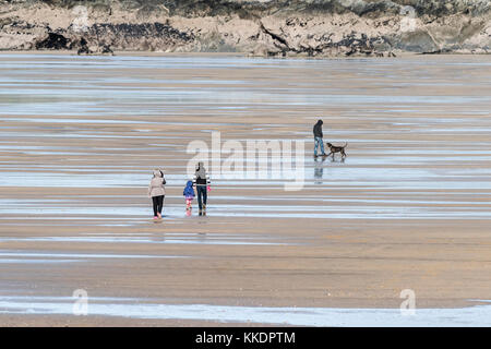 Fistral Beach Newquay - Menschen zu Fuß über Fistral Beach bei Ebbe Newquay Cornwall. Stockfoto