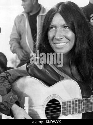 Buffy Sainte-Marie, eine bekannte kanadische Sängerin, Songwriterin und Aktivistin, wird auf diesem Bild von 1970 während ihres Aufstiegs in der Musikindustrie gezeigt. Stockfoto