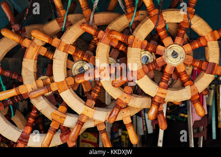 Markt mit vielen Sorten von traditionellen alten Holzmöbeln Lenkräder für Schiffe in Jakarta street Shop in der Nähe von Meer Hafen abgewürgt. Meer Yachten equipme Stockfoto