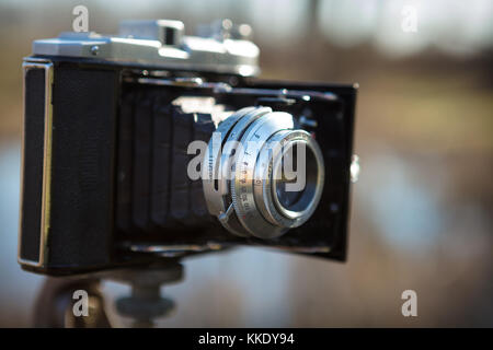 Eine etwa 1949 cm große, faltbare Karoron 120-Filmkamera. Stockfoto