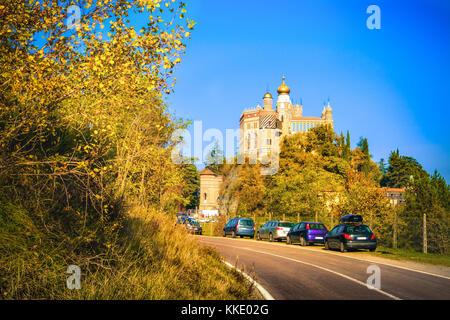 Herbst schloss am Straßenrand rocchetta mattei Schloss in riola, grizzana Morandi - Provinz Bologna Emilia Romagna, Italien Stockfoto