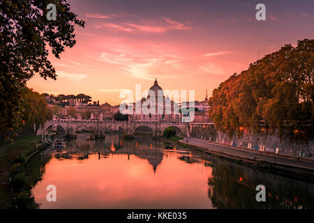 Schöne Aussicht auf die Basilika St. Peter im Vatikan Rom, Italien während der Sonnenuntergang im Herbst Stockfoto