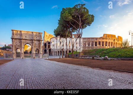 Schöne Aussicht auf das Kolosseum und Triumphbogen des Konstantin am Morgen in Rom, Italien, Europa