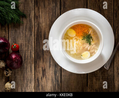 Suppe mit Nudeln und Wachteleier auf Holz- Oberfläche, Ansicht von oben Stockfoto