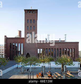 South Elevation mit Biergarten im Vordergrund. Kindl Zentrum für Zeitgenössische Kunst, Berlin, Deutschland. Architekt: grisard' / ETH SIA, 2017. Stockfoto