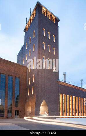 South Elevation in der Dämmerung mit Streifen Scheinwerfer. Kindl Zentrum für Zeitgenössische Kunst, Berlin, Deutschland. Architekt: grisard' / ETH SIA, 2017. Stockfoto