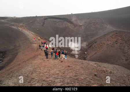 Touristen wandern auf Vulkan Ätna auf Sizilien. Stockfoto