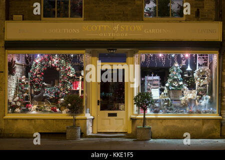 Scotts von Shop weihnachten Fenster verstauen Anzeige in den frühen Morgen. Verstauen auf der Wold, Cotswolds. Gloucestershire, England Stockfoto