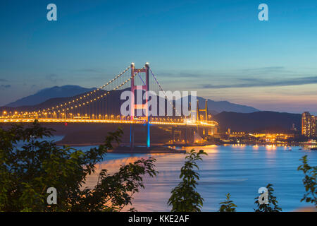 Tsing Ma Brücke bei Dämmerung, Tsing Yi, Hongkong, China Stockfoto