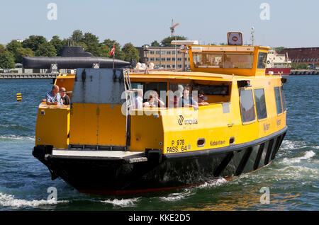 In südlicher Richtung Hafen bus Nordre Toldbod im inneren Hafen von Kopenhagen. Im Hintergrund eine alte U-Boot an den Holmen Marinestützpunkt. Stockfoto