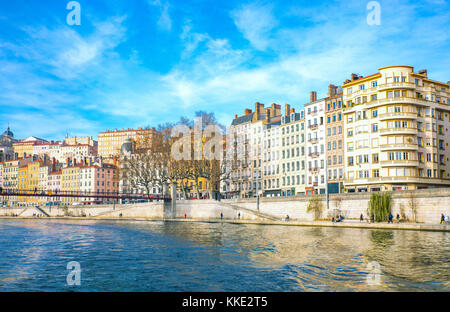 Lyon, Frankreich - 9. Dezember 2016: Die Architektur der Altstadt vom Fluss Saone aus gesehen Stockfoto