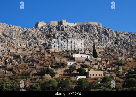 Die mittelalterlichen Kreuzritter Ritter Burg über dem vor allem verlassene Dorf chorio auf der griechischen Insel Chalki. Stockfoto