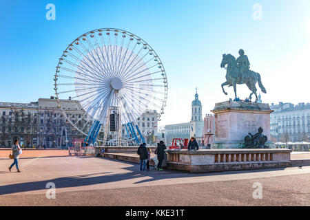 Lyon, Frankreich - Dezember 8, 2016: Platz Bellecour mit dem Reiterdenkmal von König Ludwig XIV. und das grosse Riesenrad im Hintergrund Stockfoto