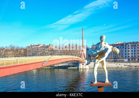 Lyon, Frankreich - 8. Dezember 2016: Skulptur das Gewicht des eigenen selbst mit der Fußgängerbrücke Palais de Justice im Hintergrund Stockfoto