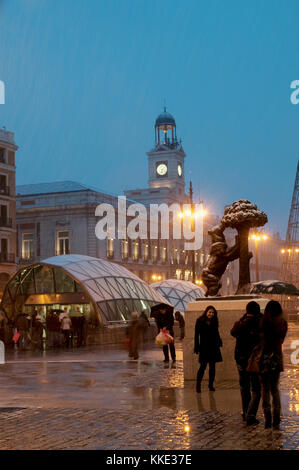 Schnee "Puerta del Sol", der Nacht ansehen. Madrid, Spanien. Stockfoto