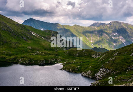 Glacier Lake capra im südlichen Karpaten. schönen Sommer Landschaft in Fagaras Berge von Rumänien Stockfoto