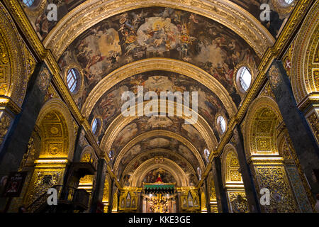 Barock & Hoch dekorierte Decke (Altar & Altar Vordach im Abstand) innerhalb des Kirchenschiffs/innen innerhalb der St John's Co-Cathedral. Valletta, Malta Stockfoto