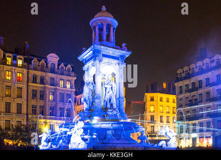 Lyon, Frankreich - Dezember 9,2016: Festival der Lichter, Lichtshow des Etoile-Brunnens auf dem de Jacobins-Platz Stockfoto