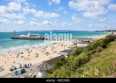 Bournemouth Bournemouth Strand West Dorset Spencer Court Bournemouth Pier mit Touristen und Urlauber am Strand Bournemouth Dorset England uk Gb Stockfoto